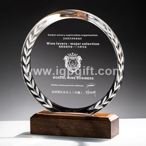IGP(Innovative Gift & Premium) | Circle with wheat pattern solid wood base crystal trophy